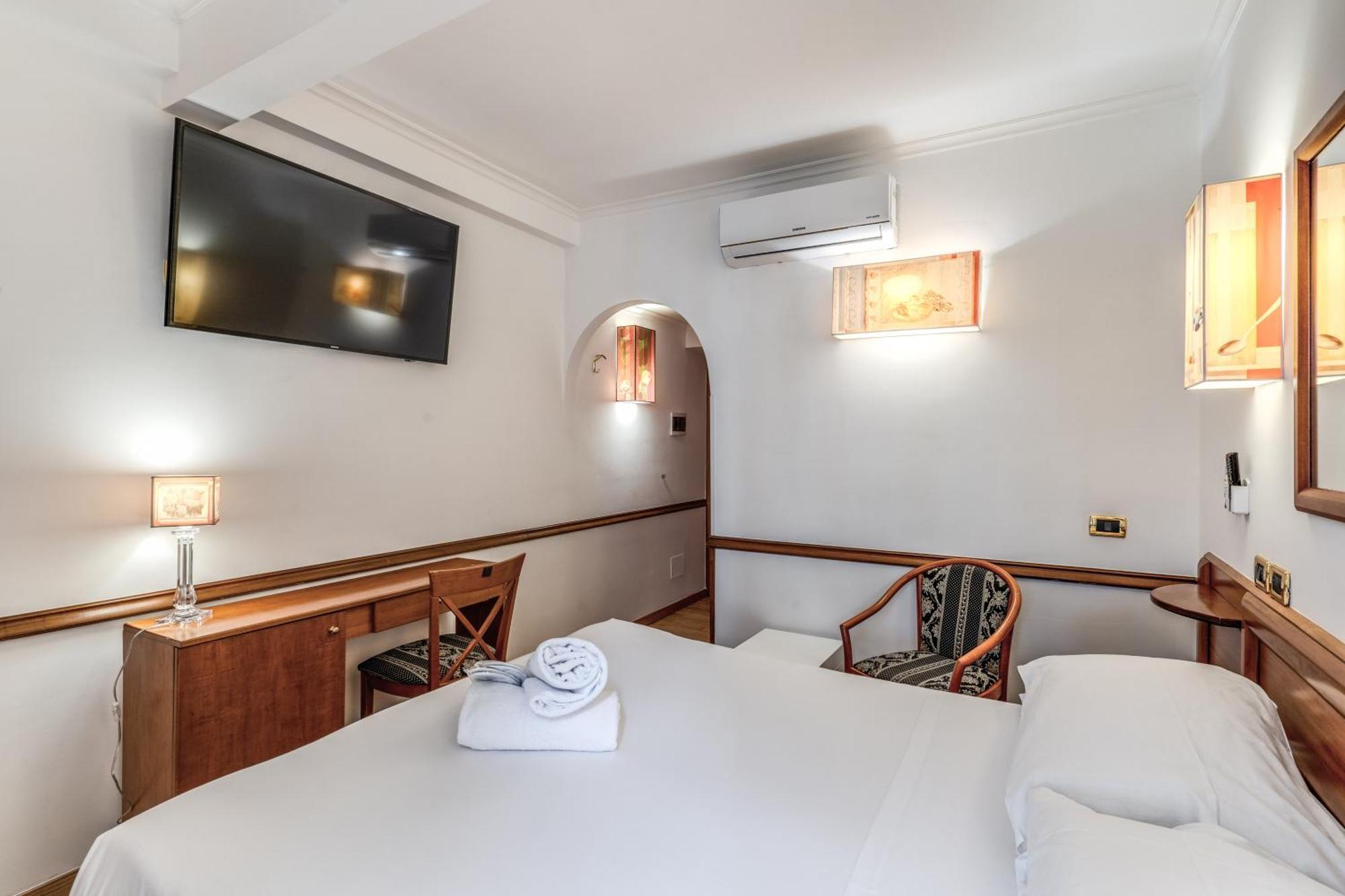 Hotel Santa Prassede Rome Bagian luar foto